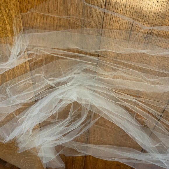 BRAND NEW Pretty long bridal veil in white color. main image 7